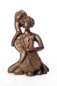 היא מנגנת עליו - She Plays Him